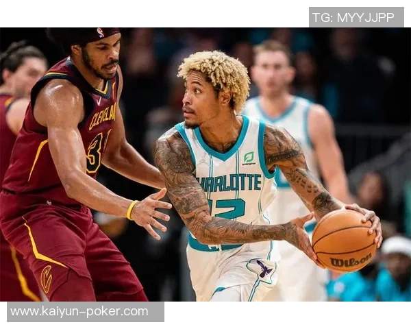 双塔组合表现出色小莫布里与阿伦半场联手贡献15分8篮板助力球队