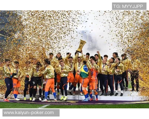 山东泰山庆祝成立32周年五次夺顶级联赛冠军八次捧足协杯奖杯