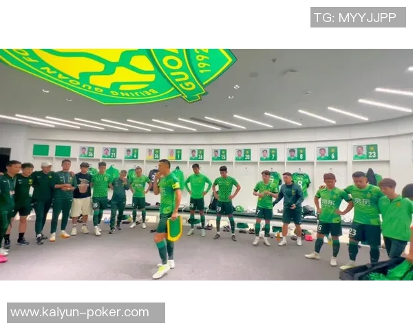 文班遭遇膝盖撞击倒地迅速回更衣室检查现已重返赛场状态良好